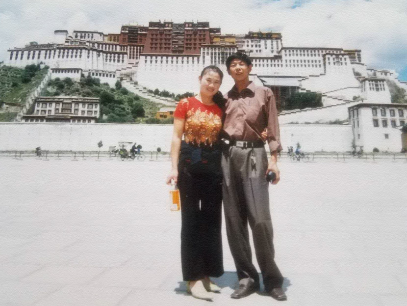 Miao Huiling and her husband pose for a photo in front of the Potala Palace when they arrived in Lhasa for the first time, 2003. Courtesy of Transfar Harbour