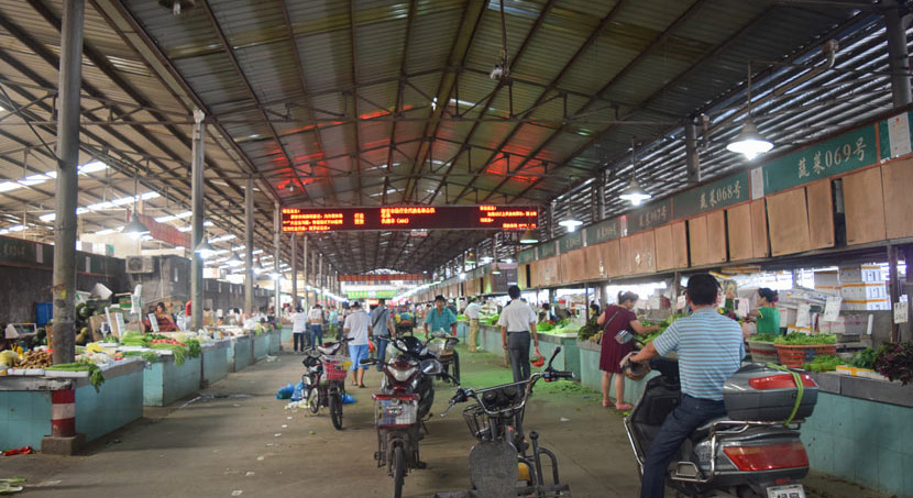 A view of the wholesale agricultural market where the first Vibrant Communities center was located, Shanghai, 2015. Courtesy of Xiong Chunyan