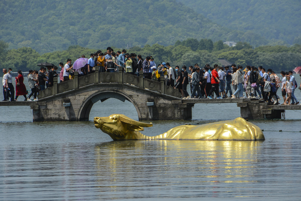 Tourists visit the West Lake in Hangzhou, Zhejiang province, May 2, 2021. Wang Jianchun/People Visual