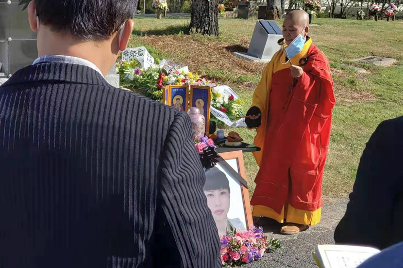A monk recites sutras before Feng Daoyou is interred in Atlanta, April 2021. Courtesy of Kevin Ying