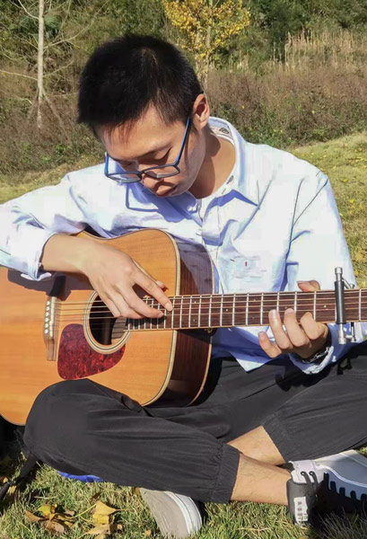 Chen Sihan plays the guitar. Courtesy of Han Qian