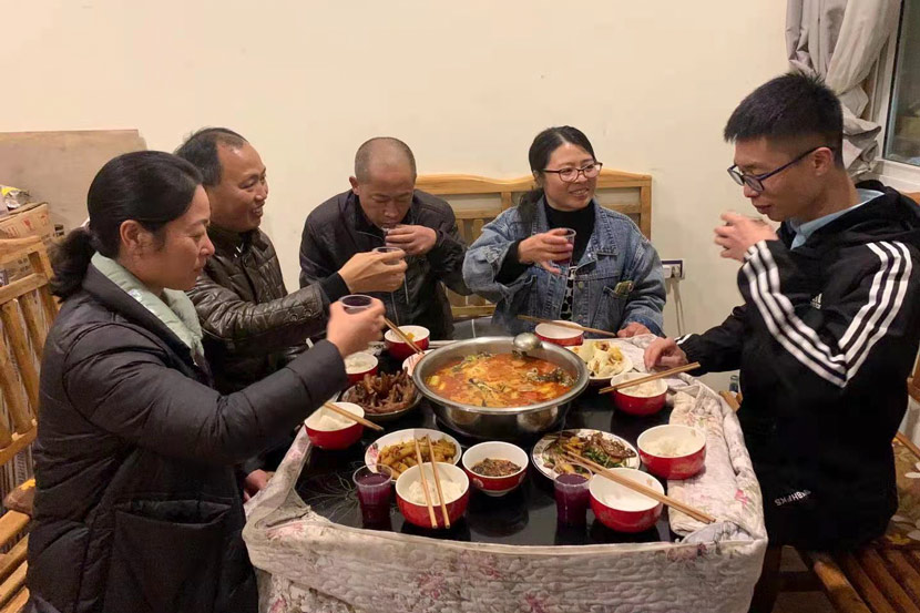Chen Sihan and his family members share a meal. Courtesy of Han Qian