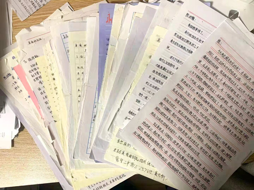 The letters Chen’s classmates sent him. Courtesy of Han Qian