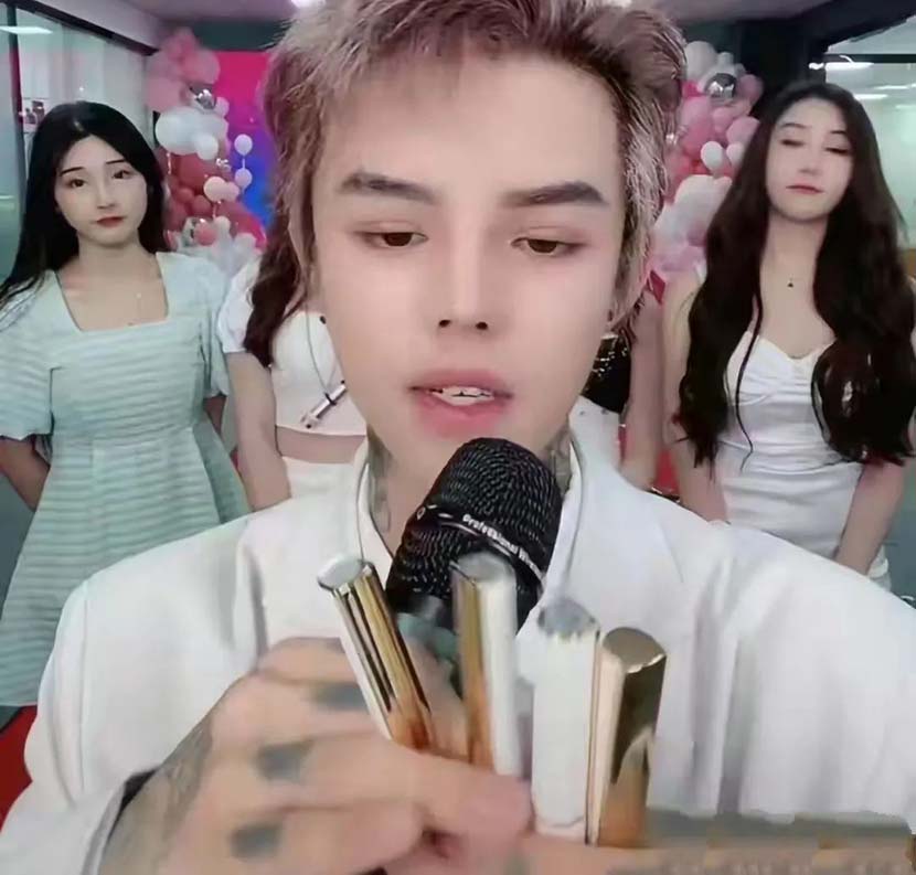Yin Shihang promotes lipstick during what’s supposed to be his livestreamed engagement ceremony. From Weibo