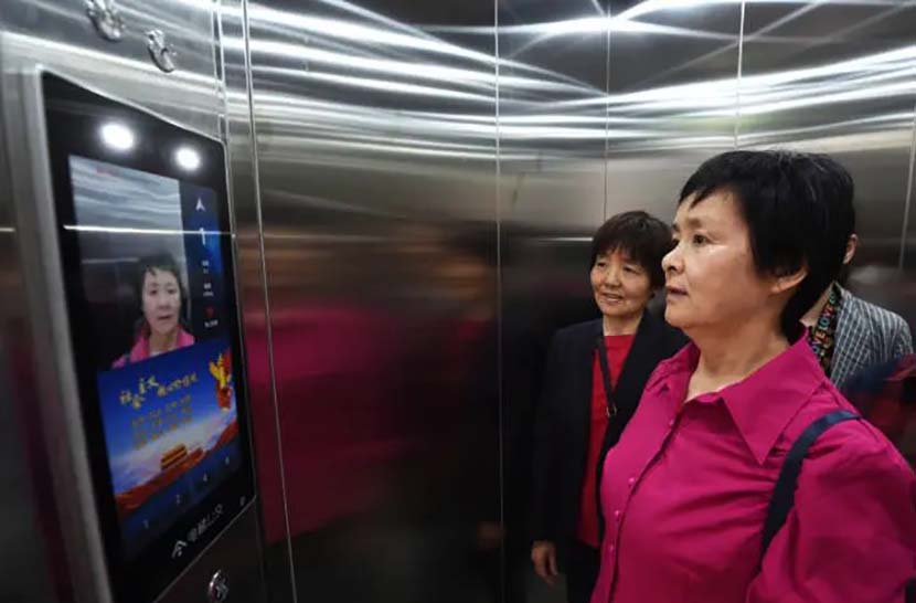 A resident uses her face to pay for a ride in a “public transit elevator” in Hangzhou, May 17, 2021. From @钱江晚报 on Weibo