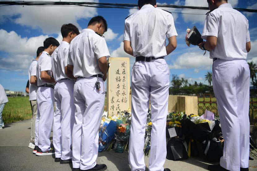 Sailors in uniform stand in silent tribute to Yuan Longping at the Sanya Hybrid Rice Research Base in Hainan province, May 24, 2021. People Visual