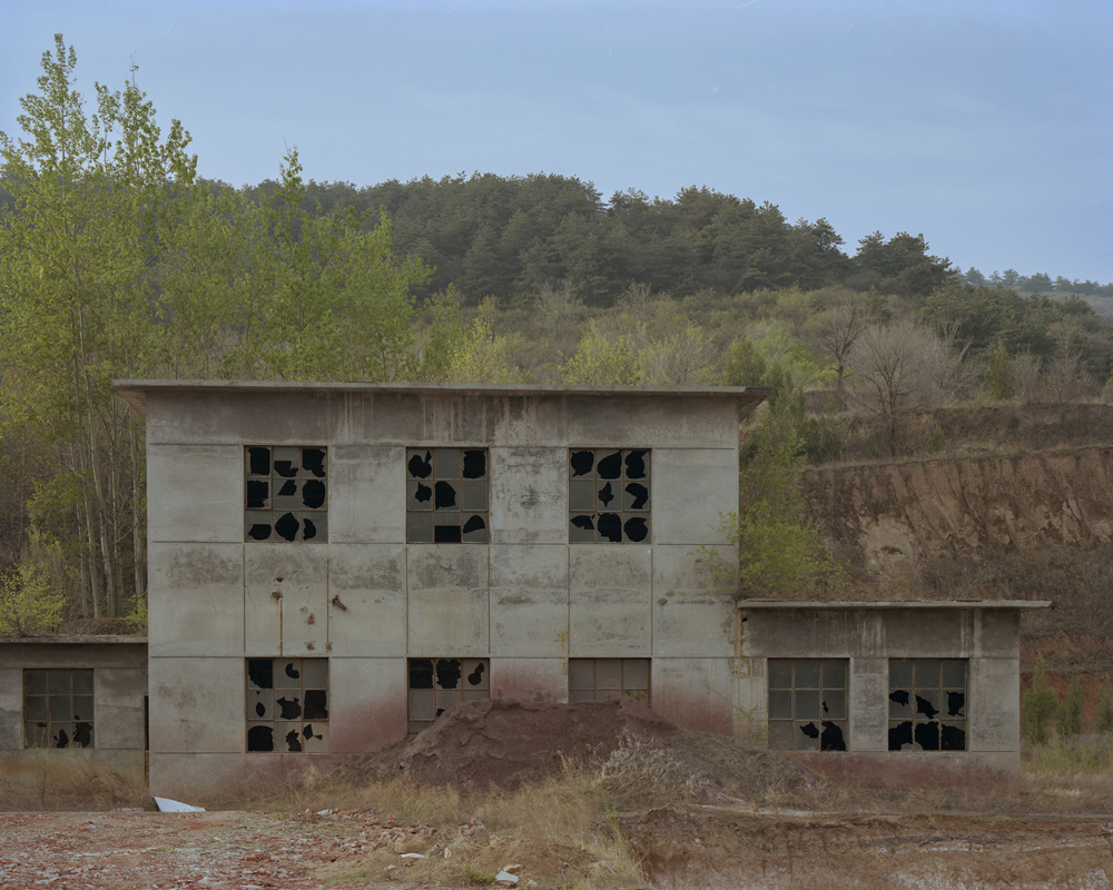 An abandoned building stands near Dazhai Village, Shanxi province, April 20, 2021. Shi Yangkun/Sixth Tone