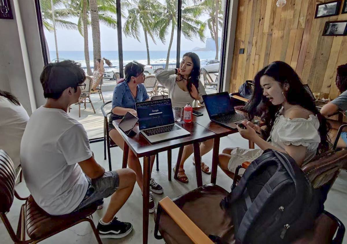 Participants in a “coworkation” take a break, in Wanning, Hainan province, March 2020. Diana Li for Sixth Tone