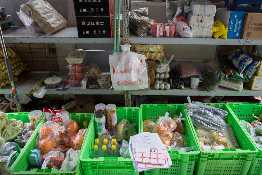 Groceries sit waiting to be sorted at Jin Liangliang’s booth in Wuhan, Hubei province, April 25, 2021. Wu Peiyue for Sixth Tone