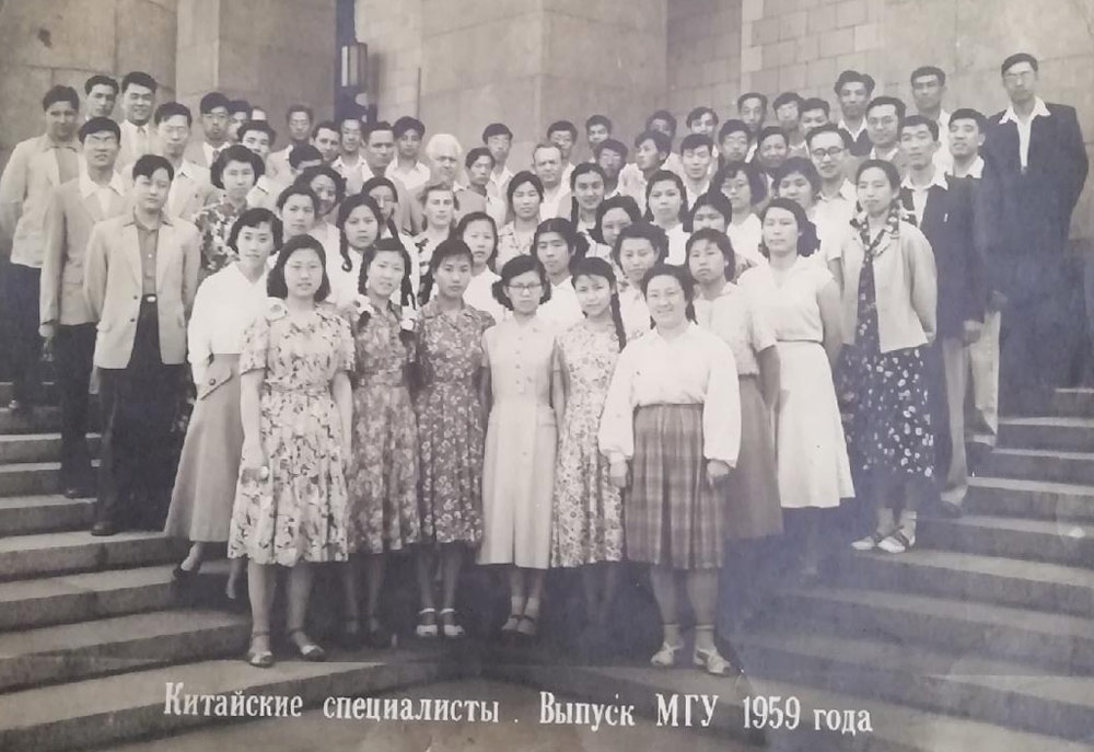 A group of Chinese experts poses for a photo after a training course at a school in the Soviet Union, 1959. From Kongfz.com