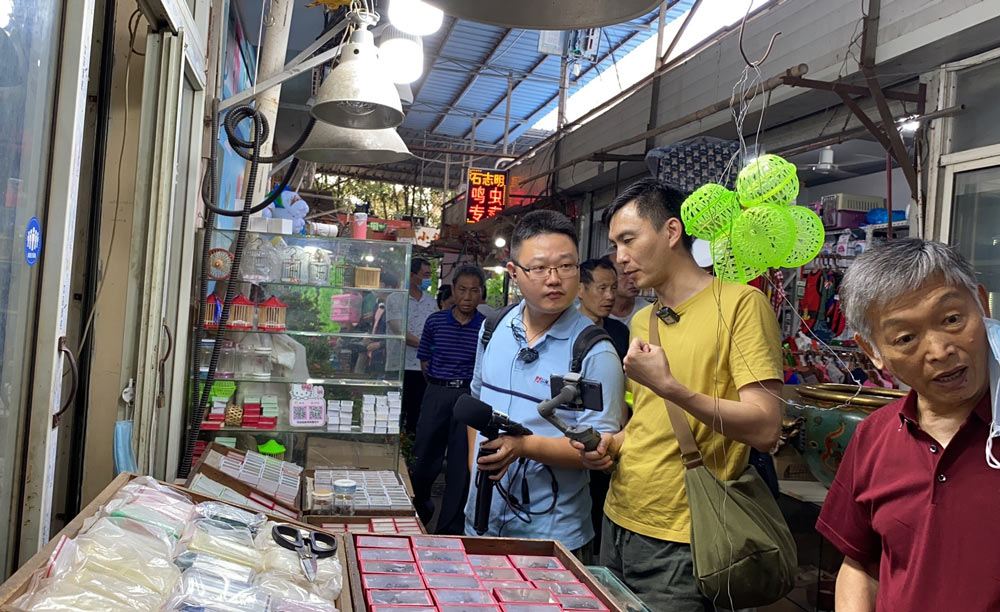 Podcast host Wang Yuezhou (in blue) conducts interviews at a market in Shanghai, June 2020. Courtesy of Wang