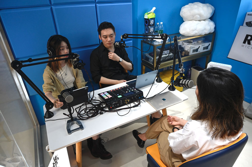Xie Ruohan (left) records an episode of the “Weirdo” podcast, 2021. Courtesy of Xie
