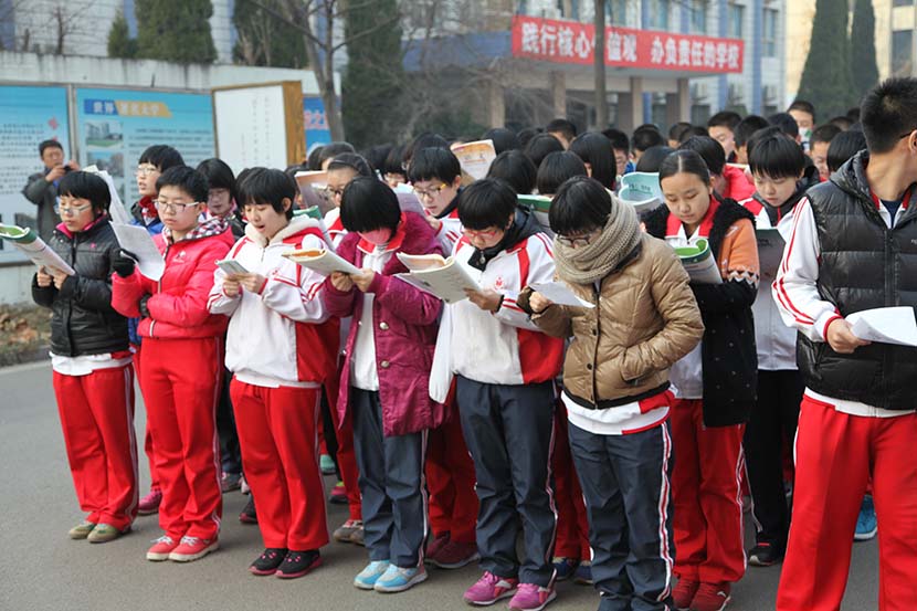 Students read books at Hengshui High School, Dec. 26, 2014. IC