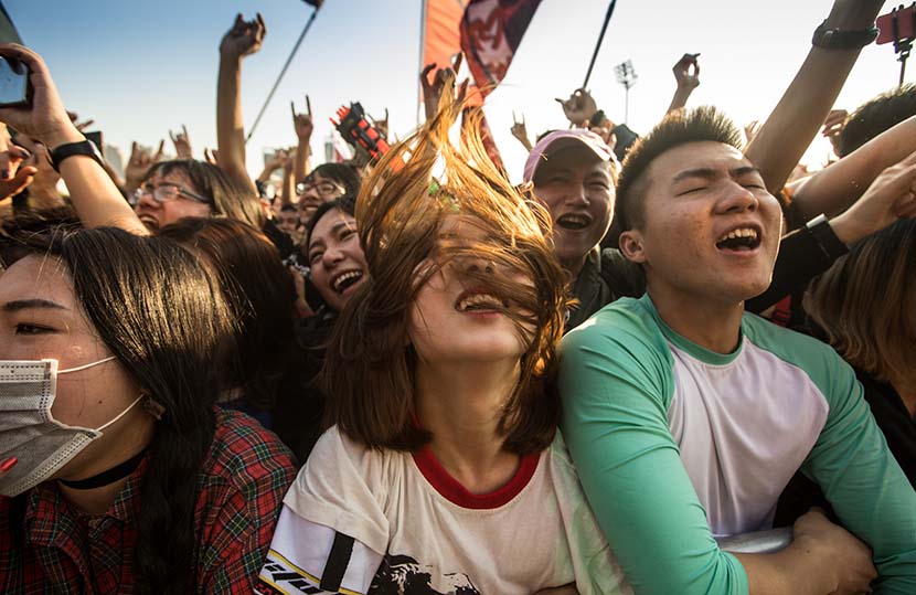 A crowd of young people at the Strawberry Music Festival in Wuhan, April 3, 2017. Li Leiwei/IC