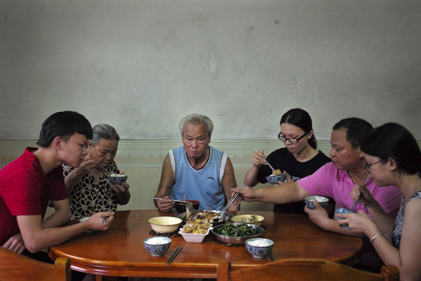 Zhong Guohua’s family have dinner at their home in Qixin Village, Guangzhou, Guangdong province, July 18, 2017. Wu Yue/Sixth Tone