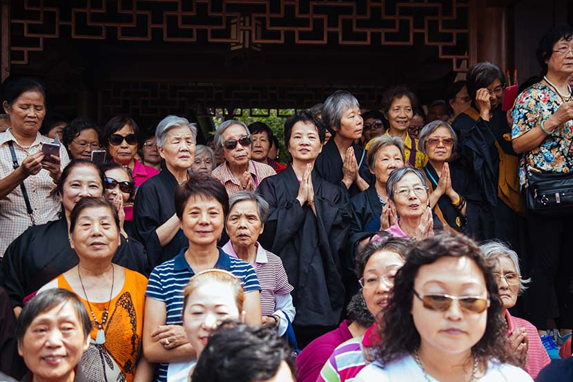 Visitors stand facing the Jade Buddha Temple in Shanghai, Sept. 2, 2017. Wu Huiyuan/Sixth Tone