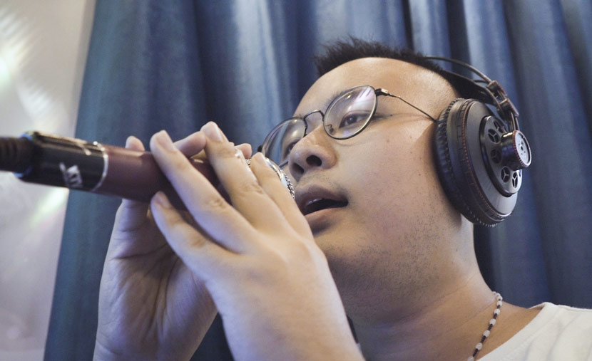 A Shanghai native surnamed Ji sings in a KTV booth in Shanghai, Aug. 23, 2017. Daniel Holmes/Sixth Tone