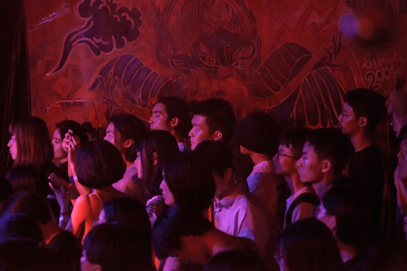 Fans watch a shoegaze group perform at Yuyintang Livehouse in Shanghai, Aug. 18, 2017. Shi Yangkun/Sixth Tone