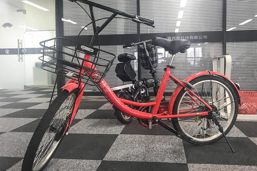 A Wukong shared bike is parked in Lei Houyi’s office in Chongqing, August 2017. Yuan Lu/Sixth Tone