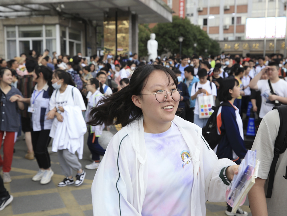 Students walk out of an examination site after finishing the final test of their “gaokao” in Guiyang, Guizhou province, June 8, 2021. Zhui Ying/IC