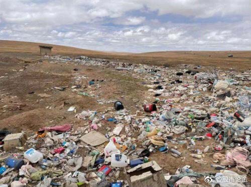 Assorted trash scattered along the Qingzang Highway, Hoh Xil, Qinghai province, May 28, 2021. From Weibo