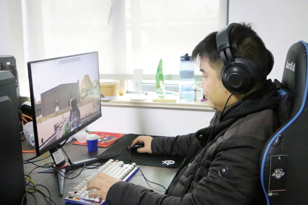 Zhu Jingting plays FPS games, 2021. Courtesy of Qu Yuanting