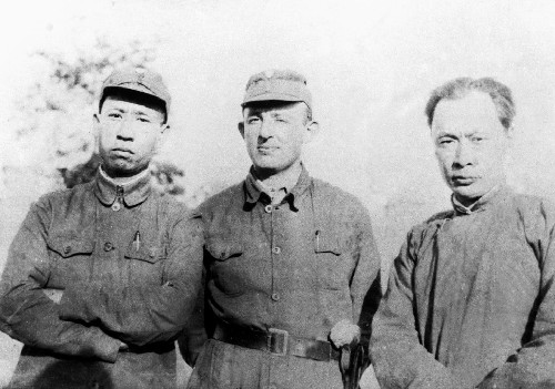 Jakob Rosenfeld poses for a photo with Liu Shaoqi (left), Chen Yi (right) while serving in the New Fourth Army. Courtesy of Shanghai Jewish Refugees Museum
