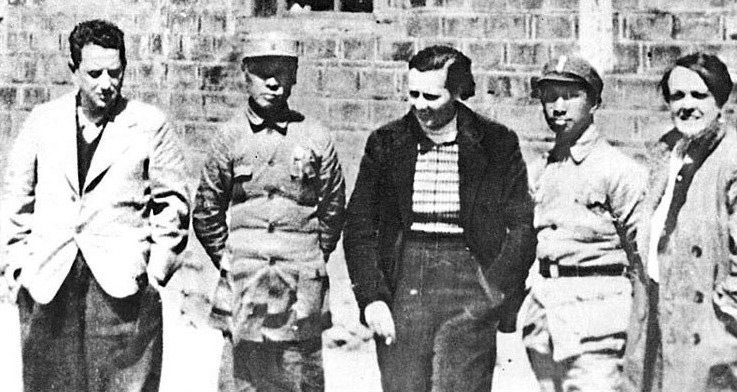 Hans Shippe (far left) poses for a photo during an interview with Chen Yi (second from left) and Su Yu (second from right) at the headquarters of the New Fourth Army, 1939. Courtesy of Shanghai Jewish Refugees Museum