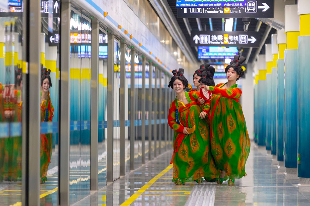 Performers in “Evening Banquet at the Tang Palace” visit a subway station in Zhengzhou, Henan province, March 2021. People Visual