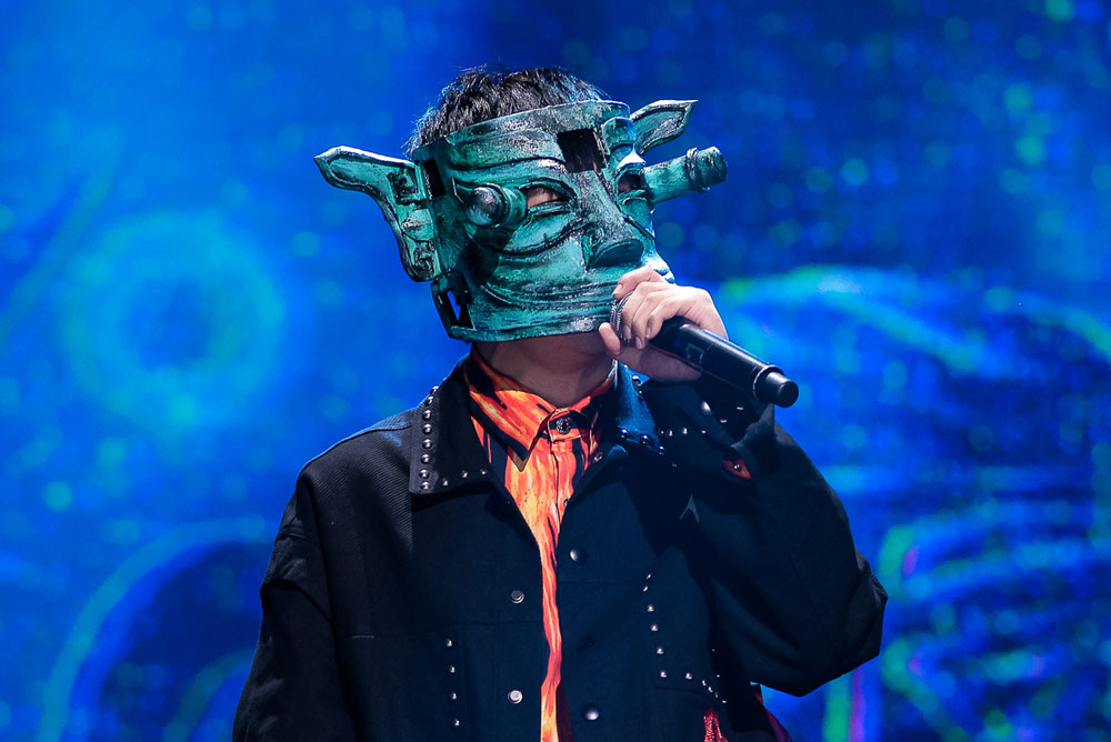 A singer wears a mask in the shape of a relic from Sanxingdui while performing on the TV show “National Treasure,” 2020. From Douban