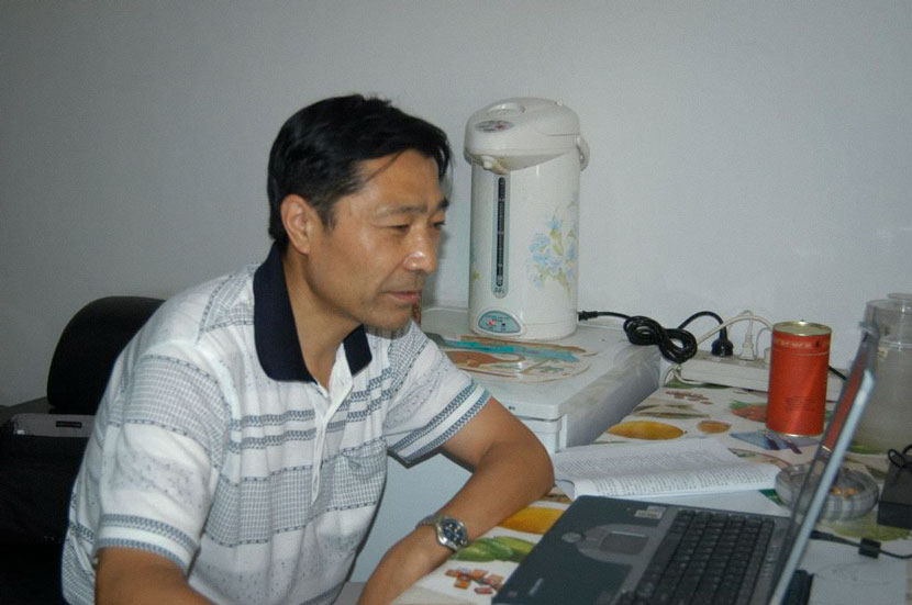 Paleontologist Ji Qiang gets some work done. From the website of Hebei GEO University