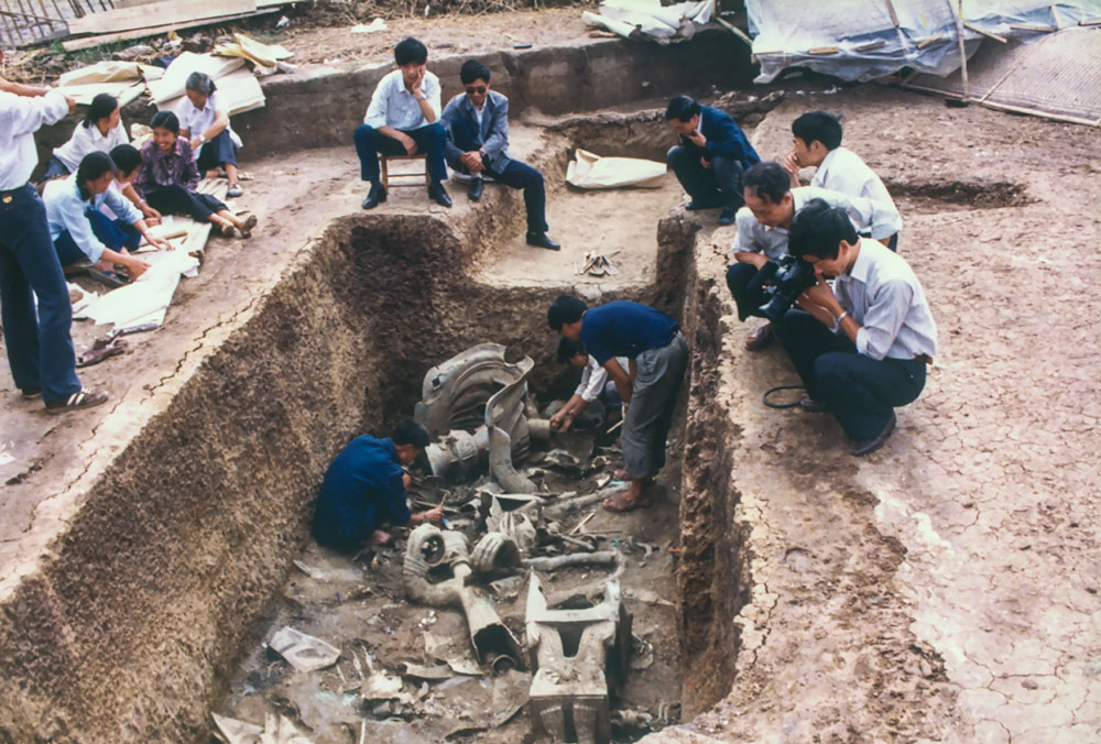 Archaeologists work on the excavations at Pit 2, 1986. Courtesy of Chen De’an, via Xinhua