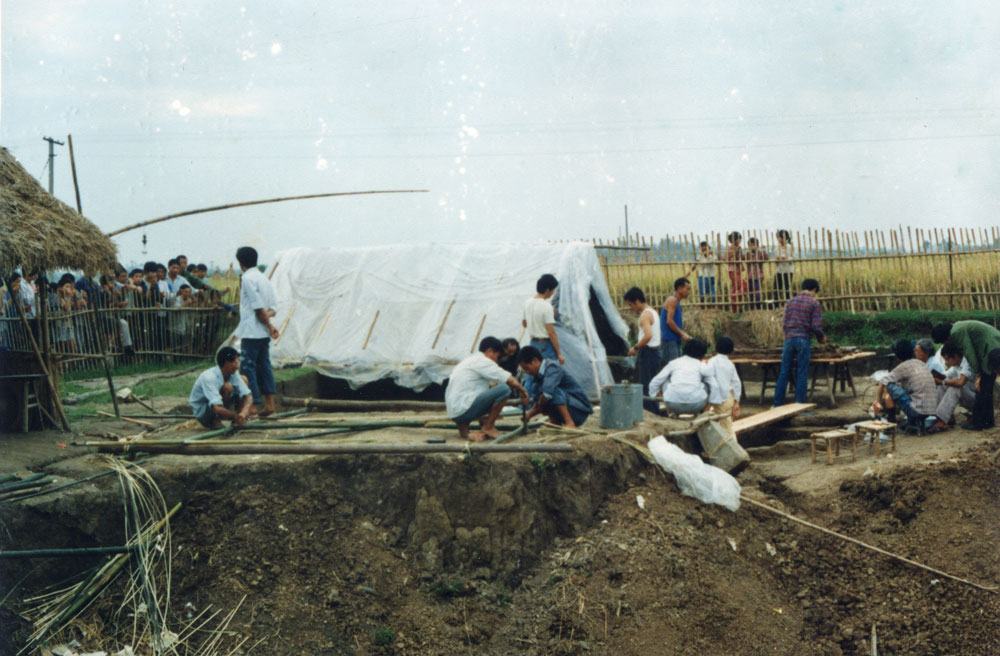 The excavation site at Sanxingdui in 1986. As the researchers’ resources were limited, the site was exposed to the open air, which made it difficult to protect the relics. Courtesy of Sanxingdui Museum, via Xinhua