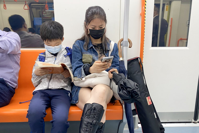Shanshan and her son ride the subway in Shanghai, May 2021. From @山珊_包包妈 on Weibo