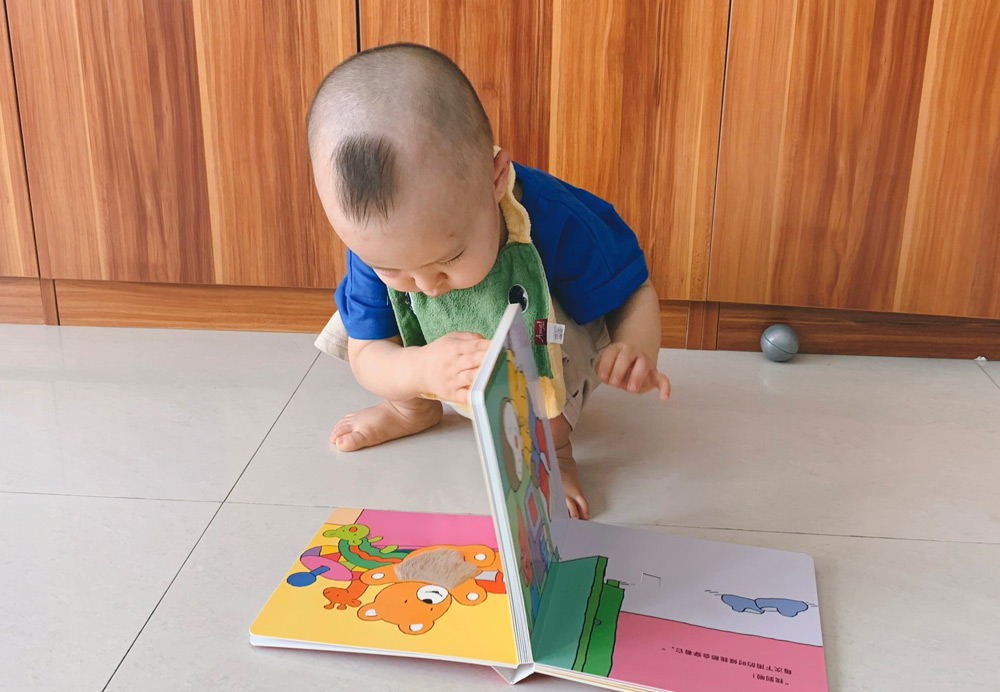 A photo posted by Liuma Luoluo shows her younger child reading a book she recommended on her Weibo feed, July 2021. From @六妈罗罗 on Weibo