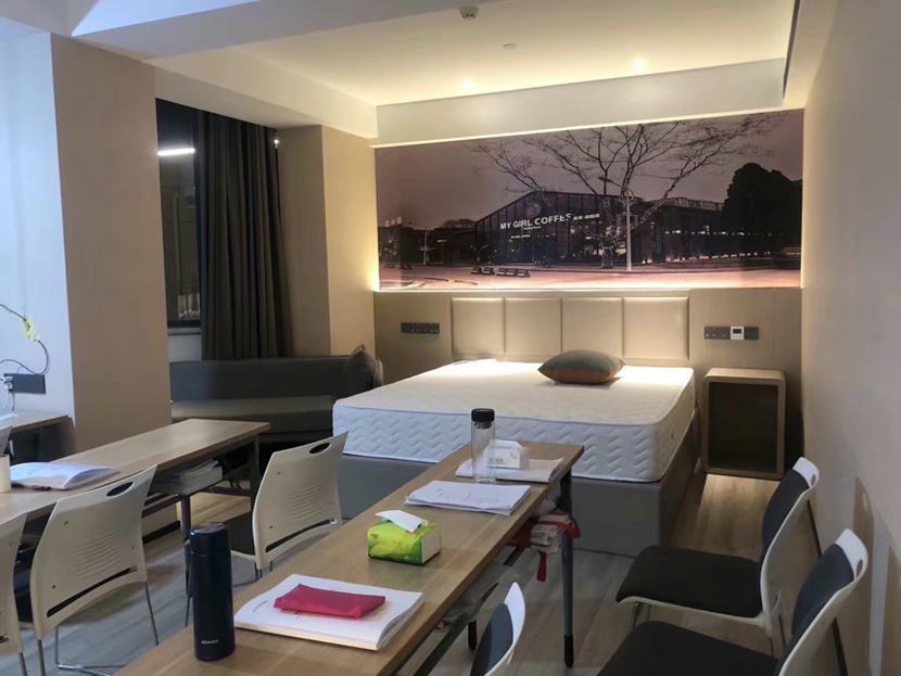 A view of a hotel room-turned-classroom. Courtesy of Liu Xiaoyun