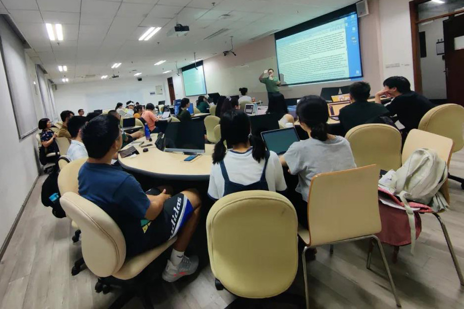 Peter Hessler teaches his last class at Sichuan University, July 1, 2021. Courtesy of He Yujia