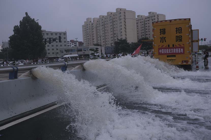 Water is discharged by pumps at Jingguang North Road Tunnel in Zhengzhou, Henan province, July 22, 2021. Wu Huiyuan/Sixth Tone