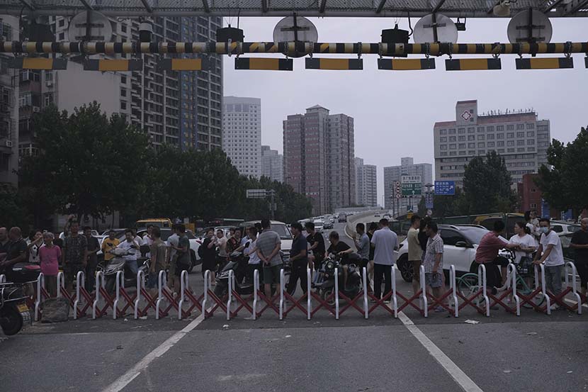 People are restricted to enter the Jingguang North Road Tunnel in Zhengzhou, Henan province, July 22, 2021. Wu Huiyuan/Sixth Tone