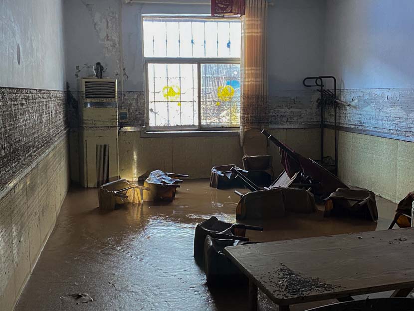 An interior view of a room after record rainfall in Mihe Town, Henan province, July 24, 2021. Xiao Yang for Sixth Tone