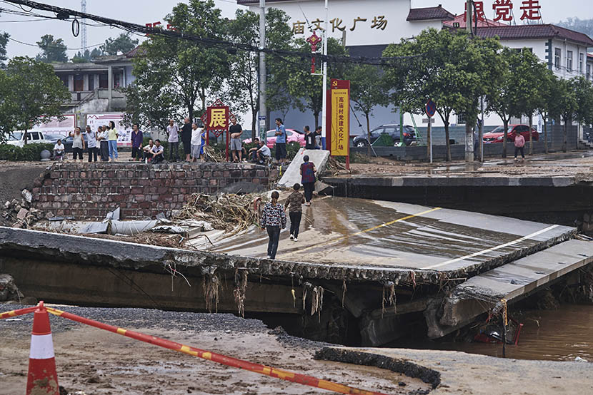 A damaged road in Mihe Town, Henan province, July 23, 2021. Wu Huiyuan/Sixth Tone