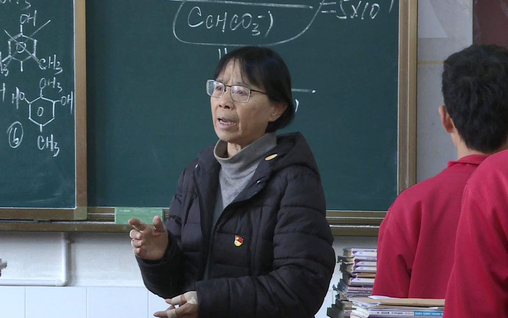 Zhang Guimei teachers a class in Lijiang, Yunnan province, Dec. 12, 2020. Wang Hongqiang/Chengdu Business Daily/IC
