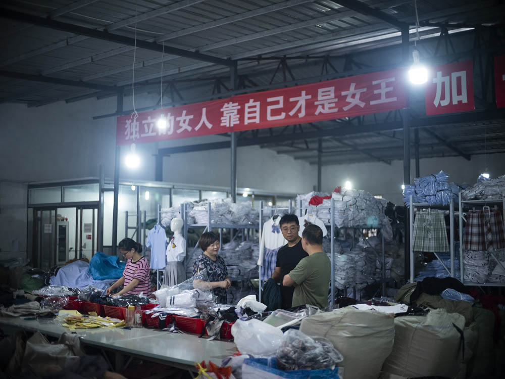 Xiang Jingyan talks to clients in the factory, June 2021. Courtesy of Lü Meng