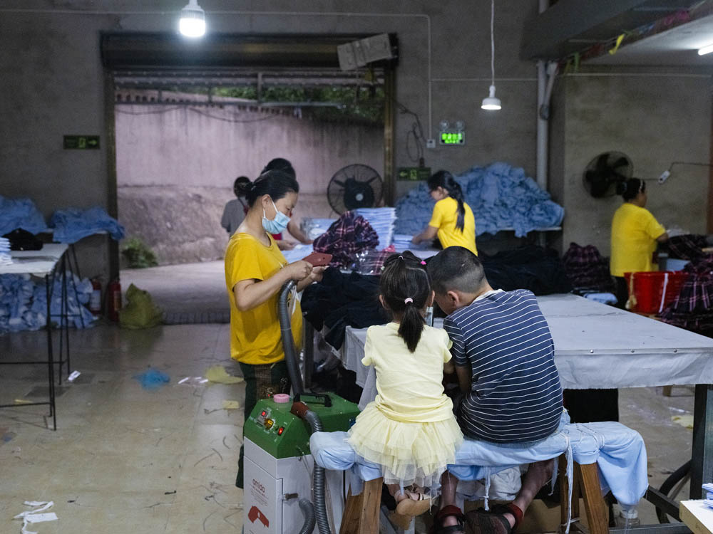 Children wait for their mothers to get off work, June 2021. Courtesy of Lü Meng