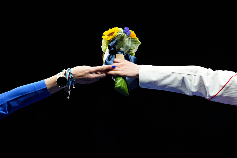 Sun Yiwen (right) and Katrina Lehis of Estonia during the medal ceremony of the women’s individual fencing competition, July 24, 2021. An Lingjun/Sportsphoto/People Visual