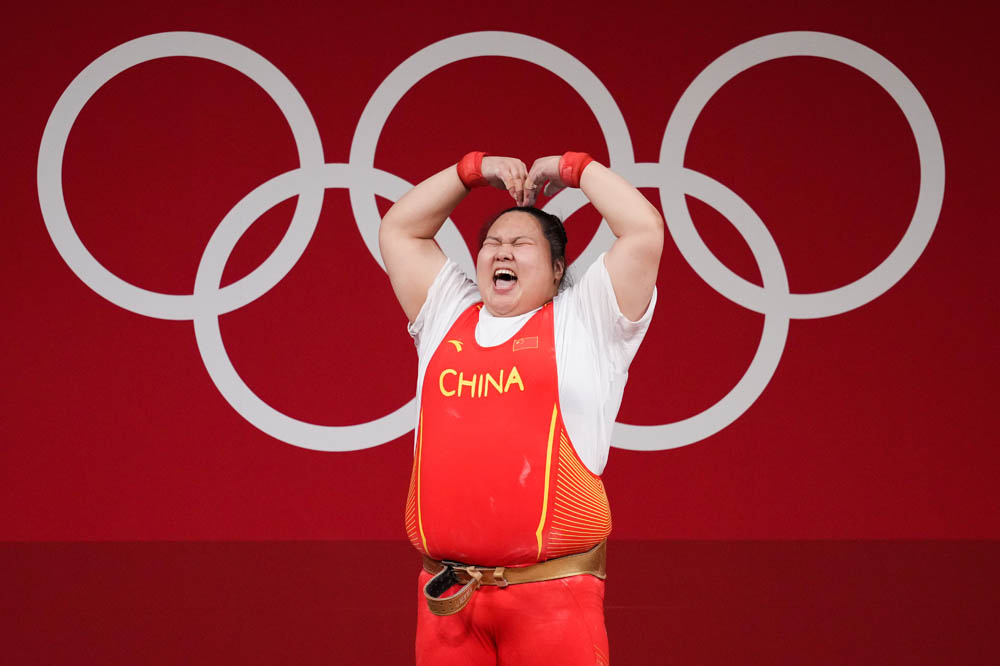 Weightlifter Li Wenwen poses for a celebratory photo, Aug. 2, 2021. Bai Yu/Sportsphoto/People Visual