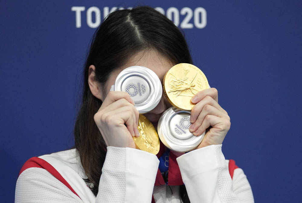 Swimmer Zhang Yufei shows off her medals from the 2020 Summer Olympics, Aug. 1, 2021. Du Yang/CNS/IC
