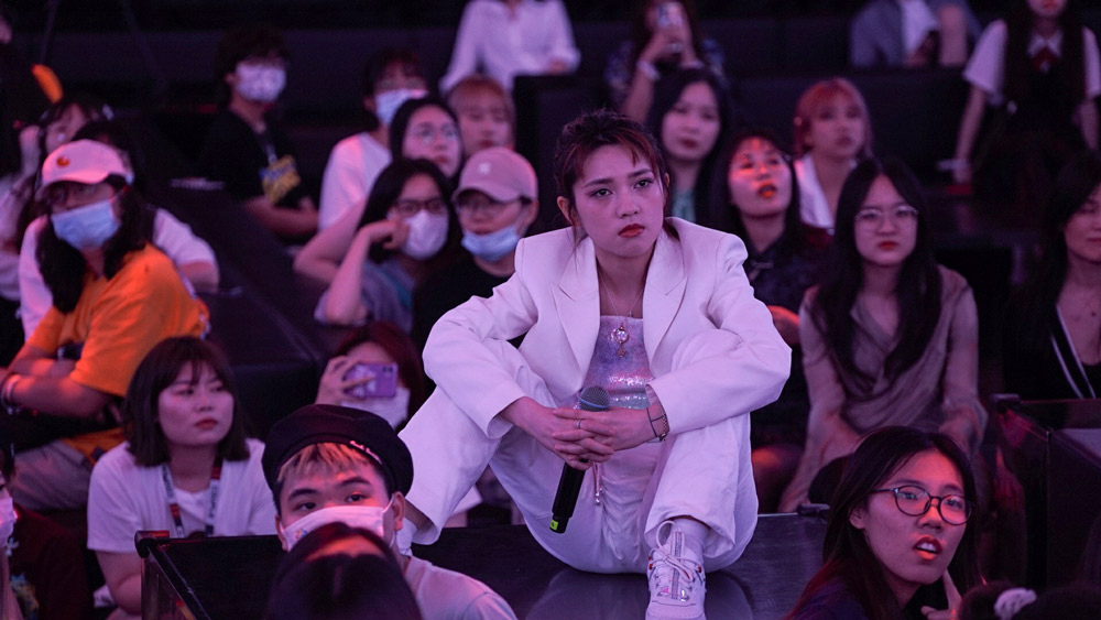 Yang Yuzhen sits among her fans in Shanghai, June 22, 2021. Fu Beimeng/Sixth Tone