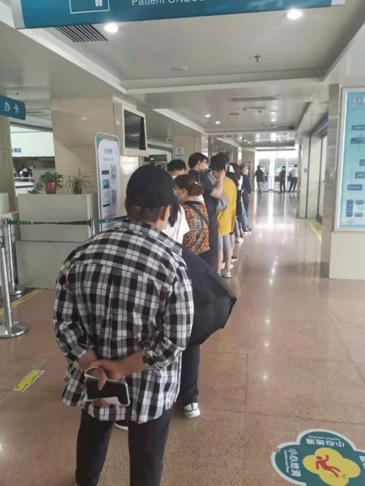 Patients line up at a hospital. Courtesy of Lu