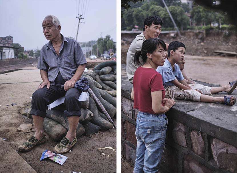 Villagers wait for a damaged road to be mended at Gaomiao Village in Mihe Town, Henan province, July 23, 2021. Wu Huiyuan/Sixth Tone